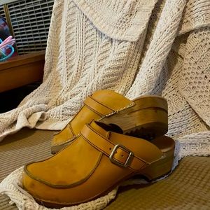 🌼🐝 USED SANITA CLOGS